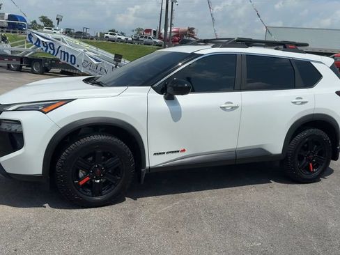 Used 2025 Nissan Rogue SV AWD/4WD image 3