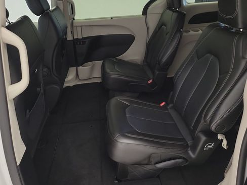 Used 2023 Chrysler Pacifica Touring-L FWD image 23
