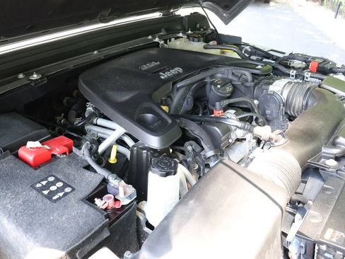 Used 2021 Jeep Wrangler Unlimited Sahara AWD/4WD image 14