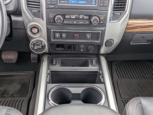 Used 2018 Nissan Titan SL w/ Chrome Package image 18