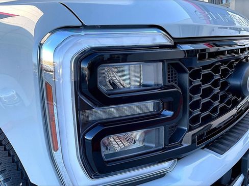 Used 2025 Ford F250 Lariat w/ Black Appearance Package image 32