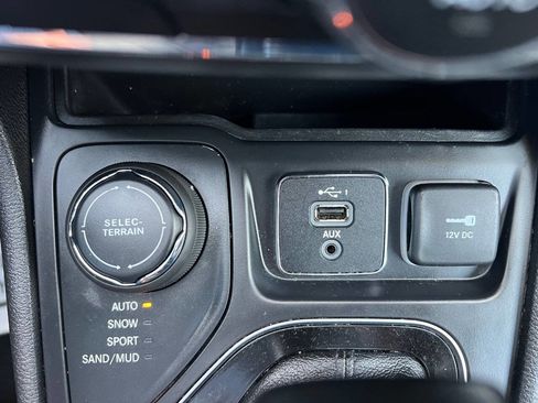 Used 2019 Jeep Cherokee Limited image 40