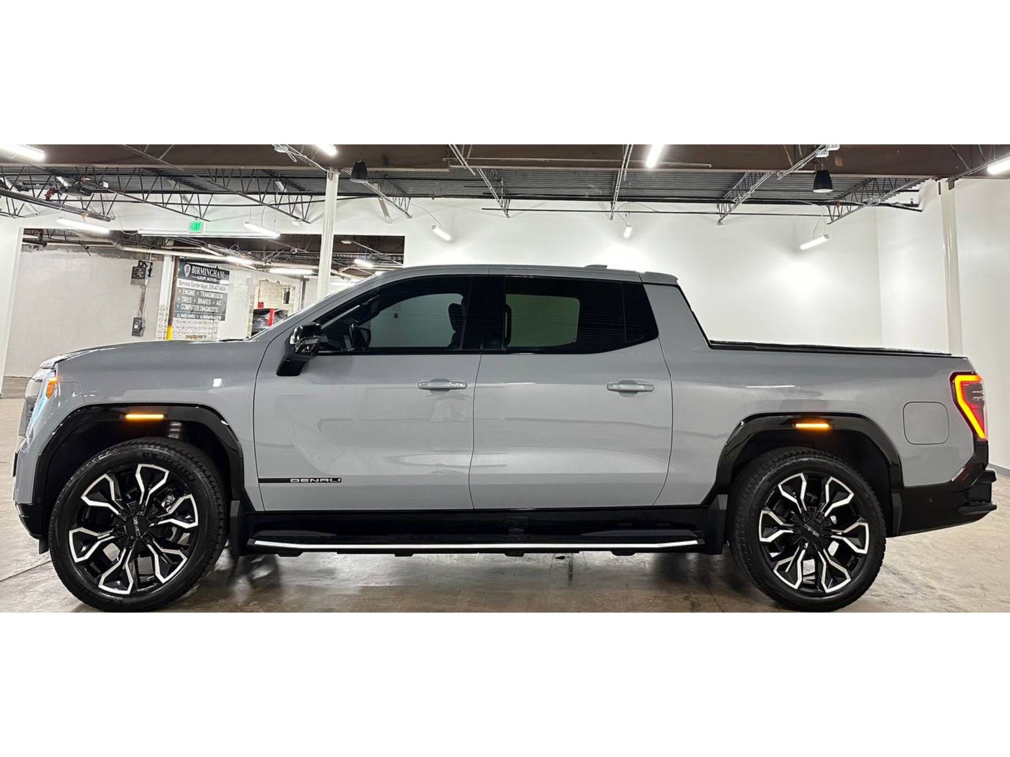 Used 2024 GMC Sierra EV Denali AWD/4WD image 8