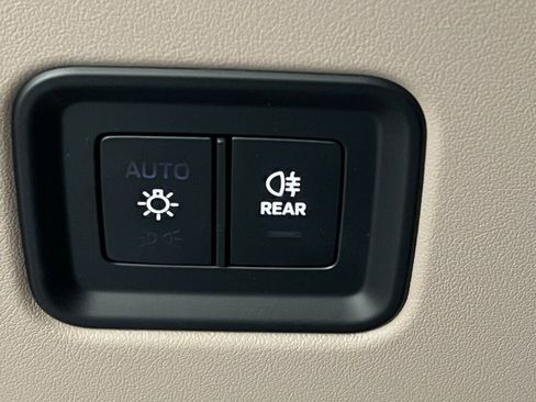 Certified 2025 Porsche Macan Electric image 40