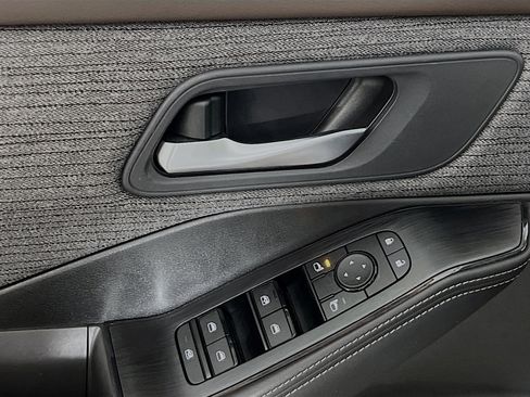 Used 2023 Nissan Rogue SV image 17