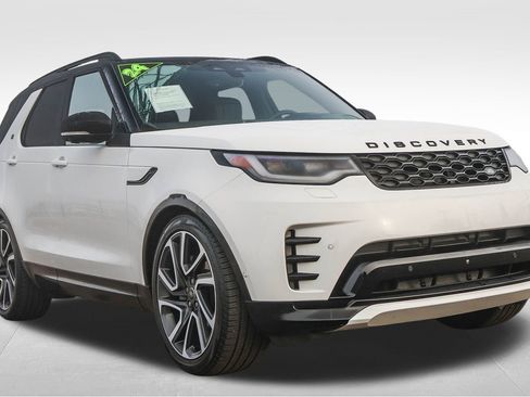 Used 2024 Land Rover Discovery Dynamic SE image 3