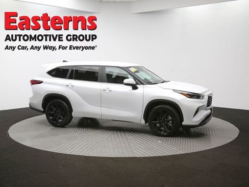 Used 2023 Toyota Highlander LE image 46