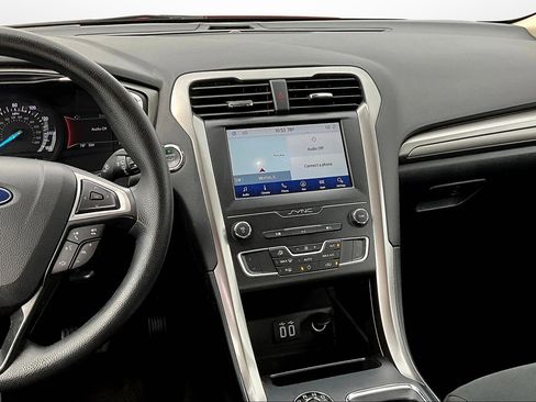 Used 2020 Ford Fusion SE image 6