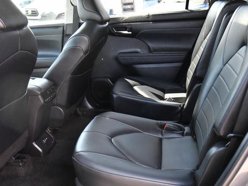 Used 2024 Toyota Highlander XLE FWD image 39
