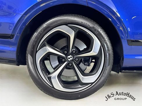 Used 2022 Bentley Bentayga AWD/4WD image 38