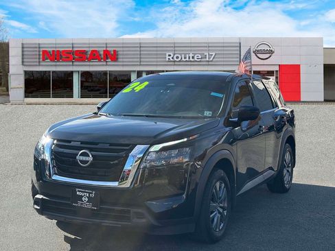 Used 2024 Nissan Pathfinder S w/ Cargo Package image 2