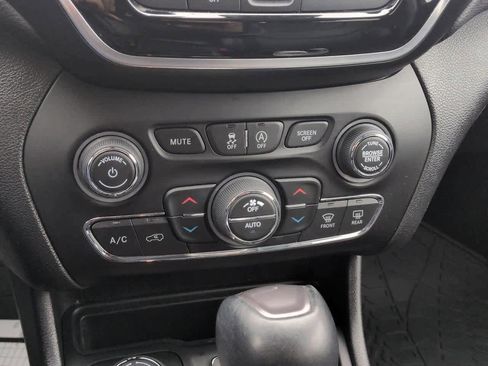 Used 2020 Jeep Cherokee Limited image 27