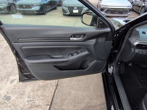 Used 2025 Nissan Altima 2.5 SV FWD image 11