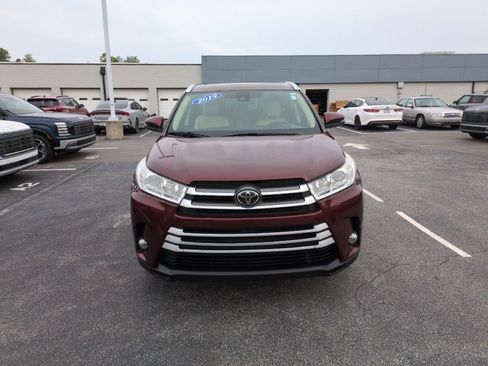 Used 2019 Toyota Highlander XLE FWD image 2