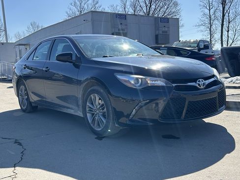 Used 2017 Toyota Camry SE image 4
