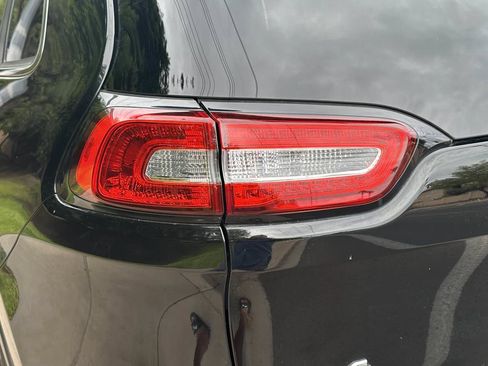 Used 2017 Jeep Cherokee Latitude w/ Cold Weather Group AWD/4WD image 54