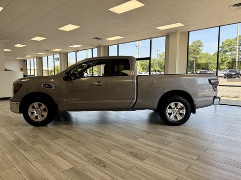 Used 2017 Nissan Titan SV RWD image 4