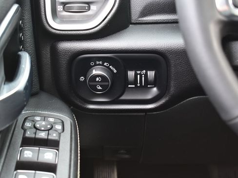 Used 2025 RAM 2500 Laramie AWD/4WD image 47