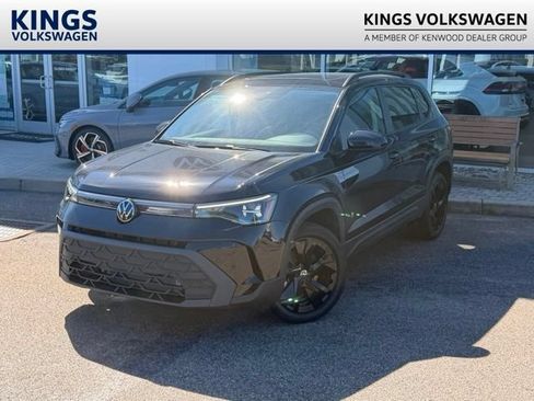 Certified 2025 Volkswagen Taos SE FWD image 1
