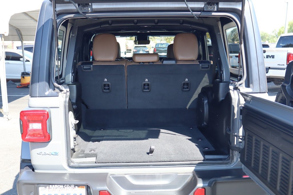 Used 2022 Jeep Wrangler Unlimited Sahara w/ Cold Weather Group AWD/4WD image 38