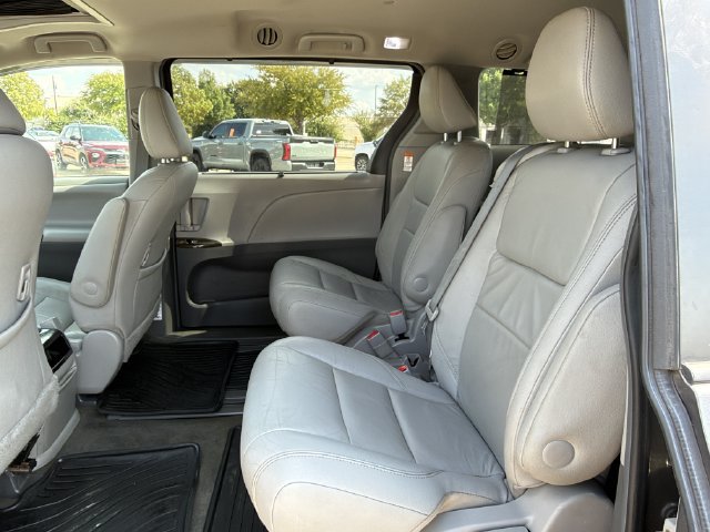 Used 2016 Toyota Sienna XLE FWD image 26