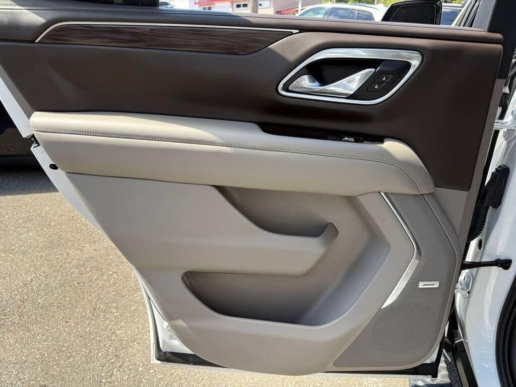 Used 2021 Chevrolet Tahoe Z71 w/ Luxury Package AWD/4WD image 36
