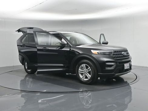 Used 2024 Ford Explorer XLT w/ Equipment Group 202A RWD image 37