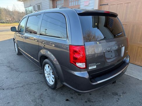 Used 2019 Dodge Grand Caravan SXT image 5