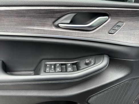 Used 2023 Jeep Grand Cherokee Limited w/ Luxury Tech Group II RWD image 14