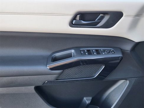 New 2025 Nissan Pathfinder SV image 18