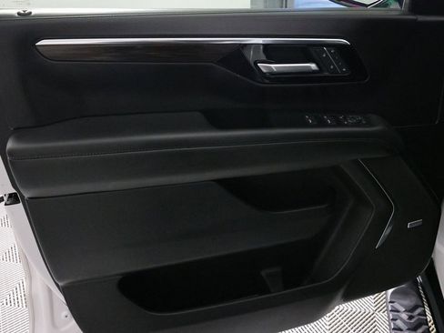 Used 2025 Chevrolet Suburban Z71 w/ Comfort Package image 17