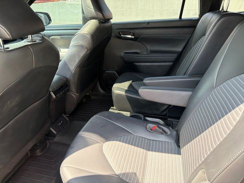 Used 2021 Toyota Highlander XSE AWD/4WD image 12