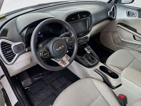 Used 2023 Kia Soul LX image 2