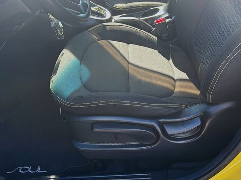 Used 2015 Kia Soul + image 17