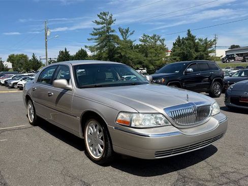 Used 2009 Lincoln Town Car Signature Limited RWD image 3