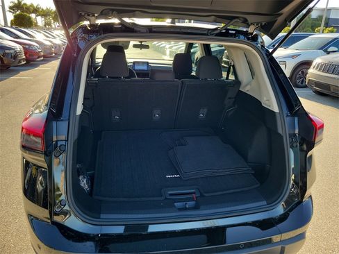 Used 2025 Nissan Rogue S image 12