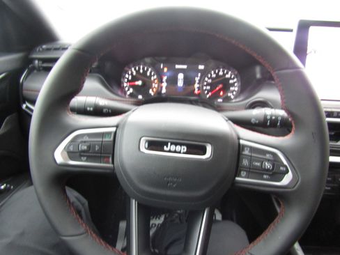 Used 2025 Jeep Compass Trailhawk image 19