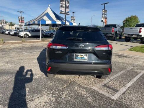 Used 2025 Toyota Corolla Cross LE image 7