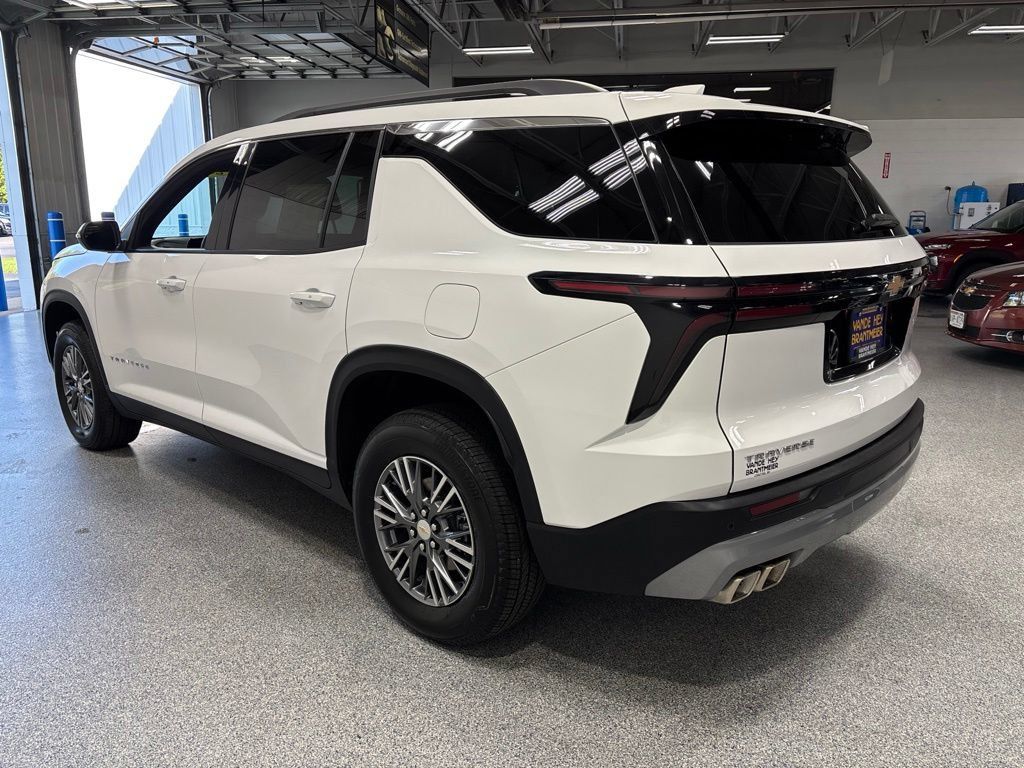 Used 2026 Chevrolet Traverse LT FWD image 5
