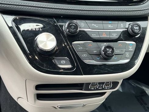 Used 2023 Chrysler Pacifica Touring-L AWD/4WD image 34