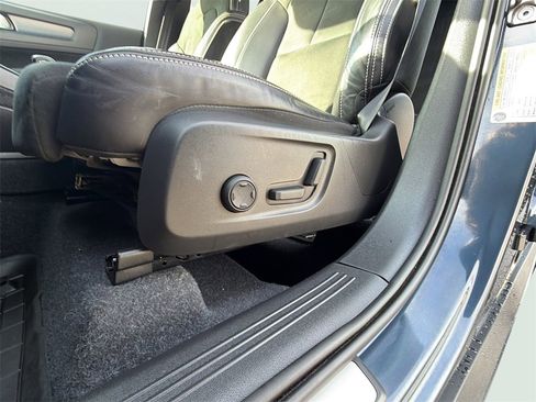 Used 2022 Volvo XC40 T5 R-Design w/ Advanced Package image 12