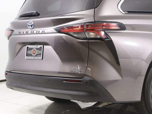 Used 2021 Toyota Sienna XLE FWD image 44