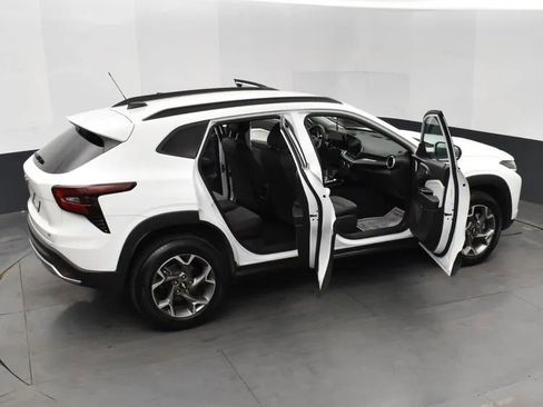 Used 2025 Chevrolet Trax LT w/ LT Convenience Package FWD image 6