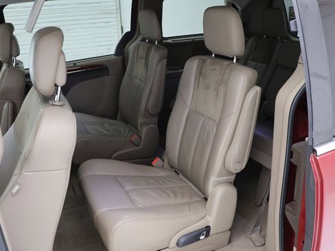 Used 2016 Chrysler Town & Country Limited Platinum image 11