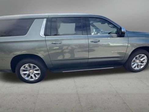 Used 2023 Chevrolet Suburban Premier image 9