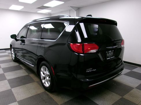 Used 2020 Chrysler Pacifica Limited image 2