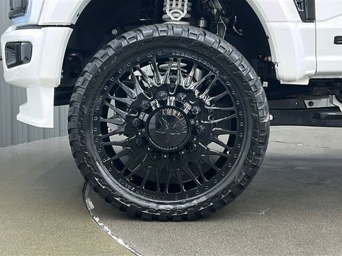 Used 2025 Ford F450 Platinum w/ FX4 Off-Road Package image 9