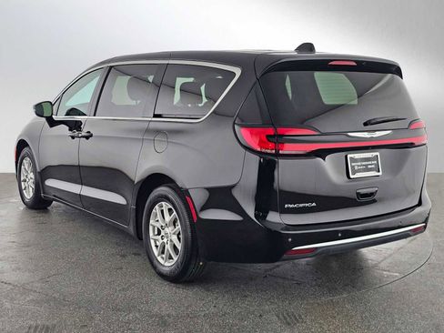 Used 2024 Chrysler Pacifica Touring-L FWD image 5