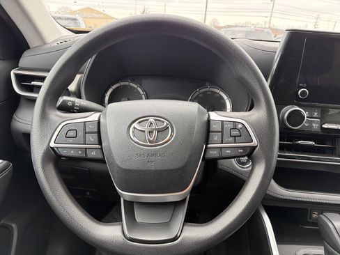 Used 2023 Toyota Highlander L image 11