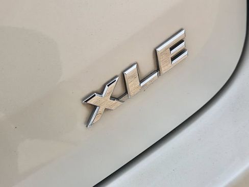 Used 2019 Toyota Highlander XLE FWD image 12